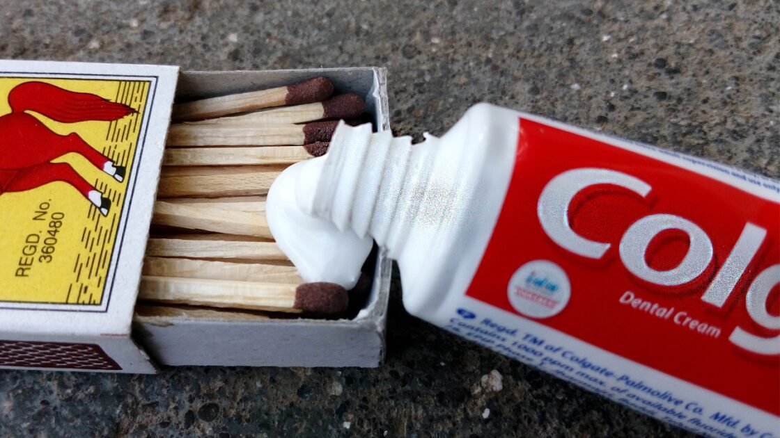 ٹوتھ پیسٹ کے 3 حیران کن استعمال ٹوتھ پیسٹ کے 3 حیران کن استعمال