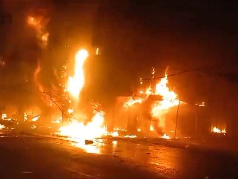 فائر فائٹرز نے کئی گھنٹوں کی انتھک محنت کے بعد آگ پر قابو پایا