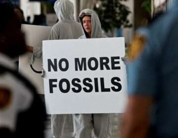 عرب حکام COP28 میں جیواشم ایندھن کو مرحلہ وار ختم کرنے کی بولیوں پر حملہ کر رہے ہیں۔