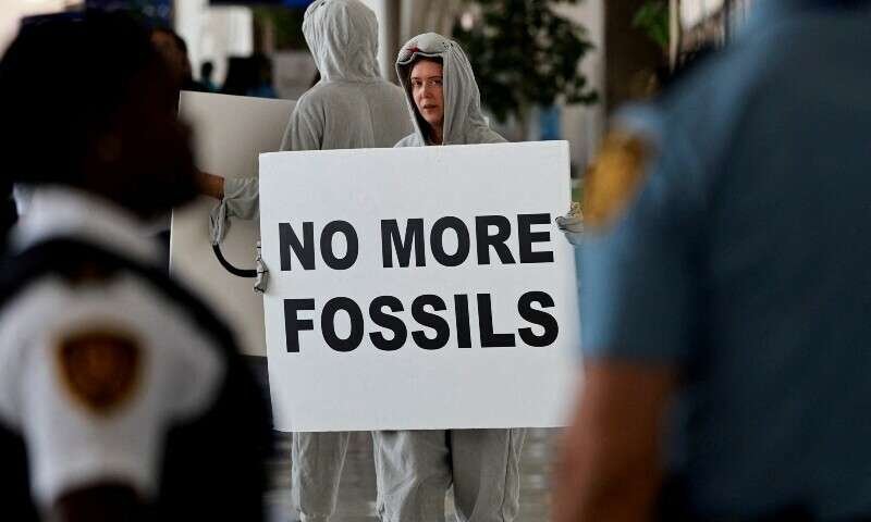 عرب حکام COP28 میں جیواشم ایندھن کو مرحلہ وار ختم کرنے کی بولیوں پر حملہ کر رہے ہیں۔