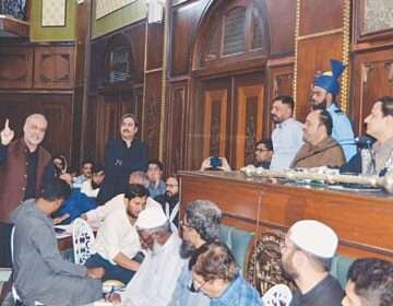 کراچی سٹی کونسل نے احتجاج کے درمیان کے الیکٹرک کے ذریعے یوٹیلیٹی چارجز وصول کرنے کی منظوری دے دی۔