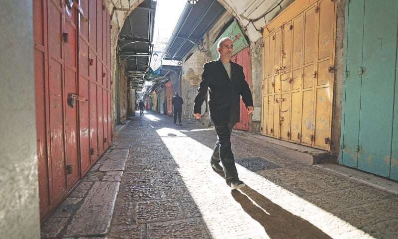 فلسطینیوں نے غزہ پر حملے کے خلاف ہڑتال کی ہے۔